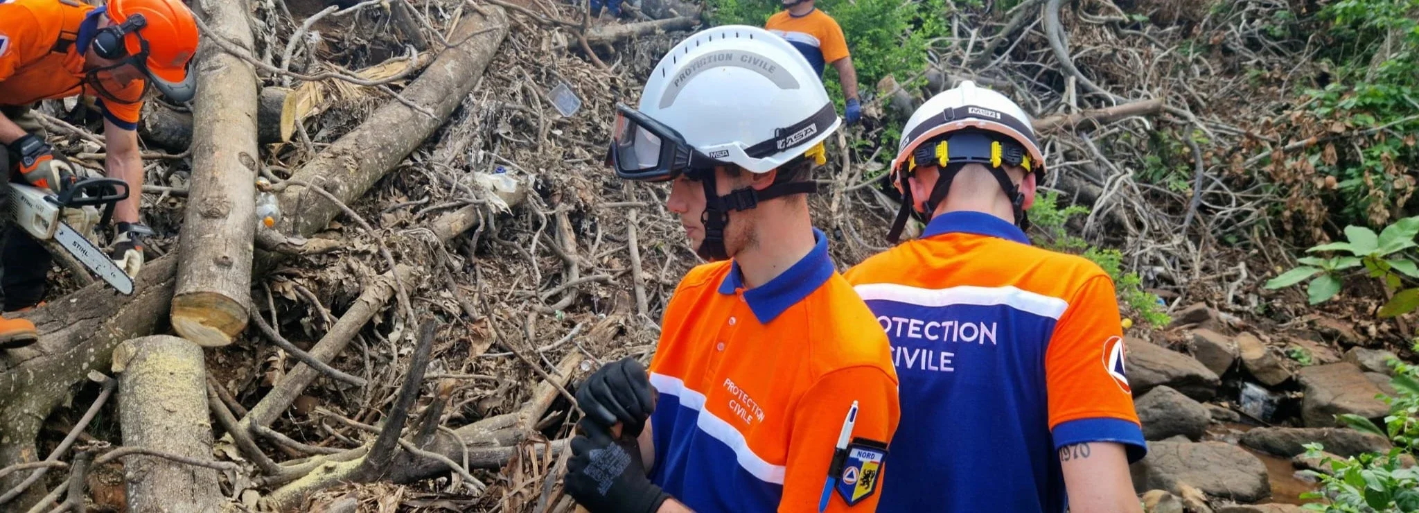 Équipe de secouristes coordonnant un exercice de Plan Communal de Sauvegarde